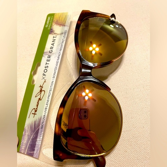 Foster Grant Women's mirrored Classic Fashion Sunglasses - Picture 7 of 7